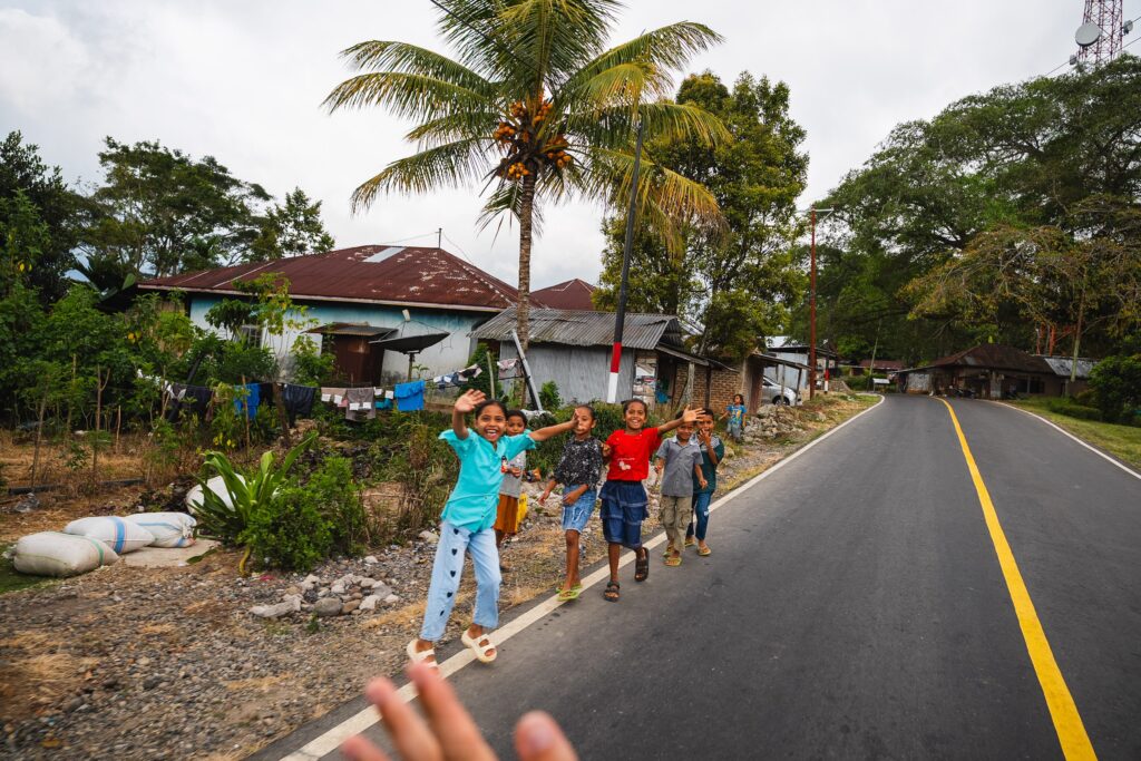 Kinder am Strassenrand. Auf Flores gibt es nicht viele Touristen mit dem Scooter