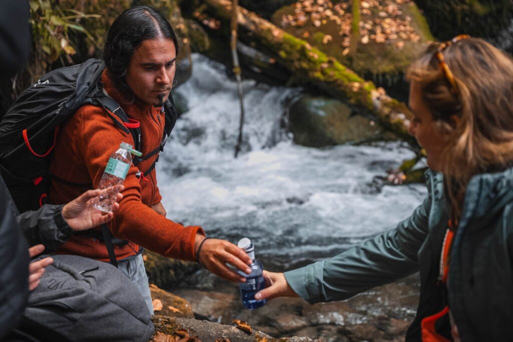 Ivàn verteilt Trinkwasser aus dem Fluss