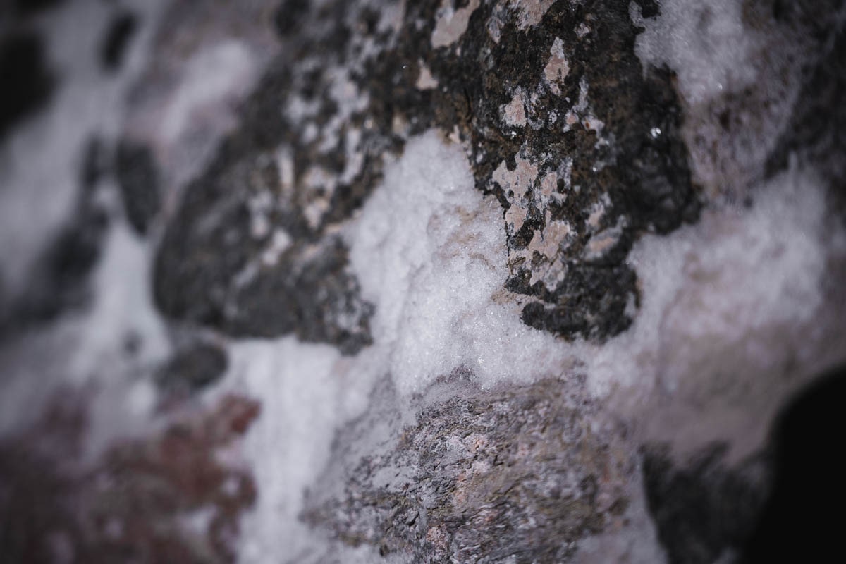 Salz an den Wänden des Salzmuseums Gerri de la Sal in den katalanischen Pyrenäen