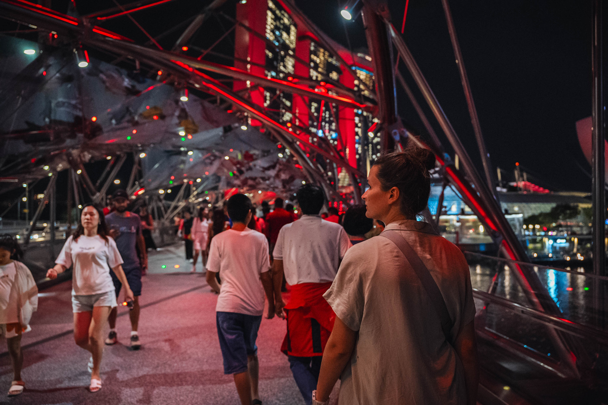 Gang über die Helix Brücke in Singapur