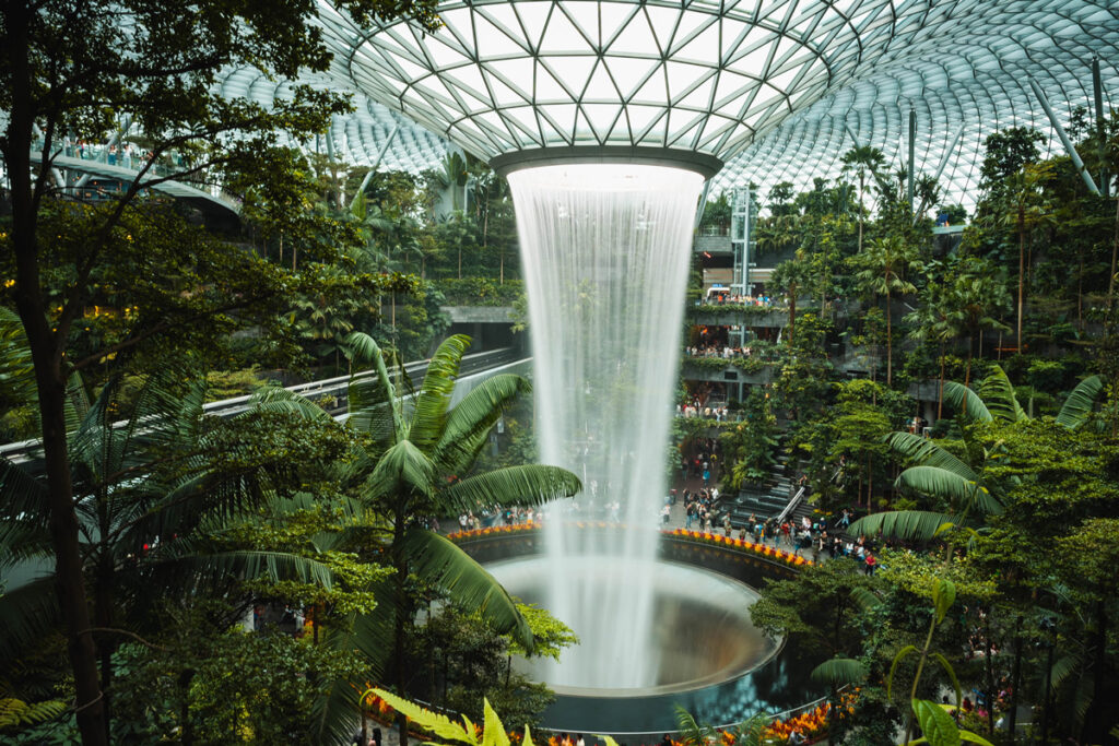 Der Wasserfall im Jewel im Flughafen Singapur