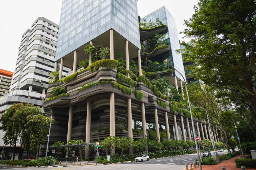Singapur ist eine der gruensten Staedte der Welt. Dieses Gebaeude ist mit Pfalnzen bewachsen