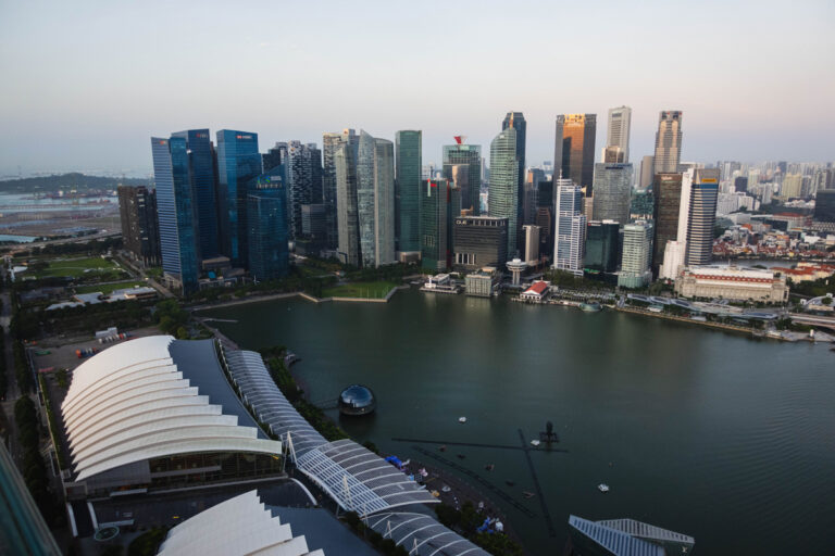 Singapur in 3 Tagen besichtigen: Das sind Günstige und kostenlose Sehenswürdigkeiten in der Stadt. Blick vom Marina Bay Sands Hotel auf die Skyline von Singapur