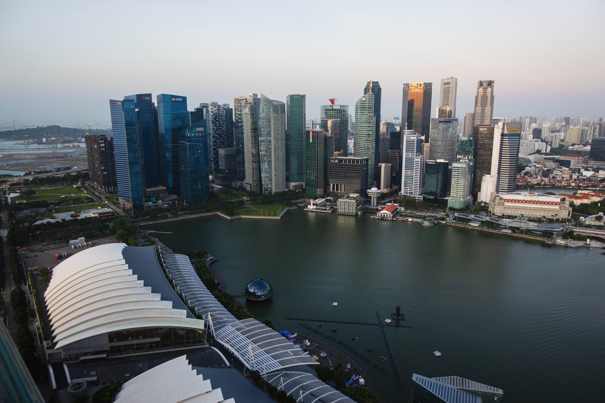 Singapur in 3 Tagen besichtigen: Das sind Günstige und kostenlose Sehenswürdigkeiten in der Stadt. Blick vom Marina Bay Sands Hotel auf die Skyline von Singapur