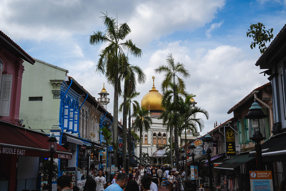 Strasse mit Blick auf die Sultan Moschee
