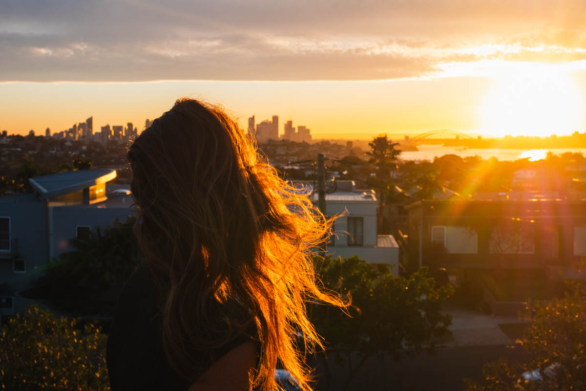 Jess mit Ausblick auf Sydney