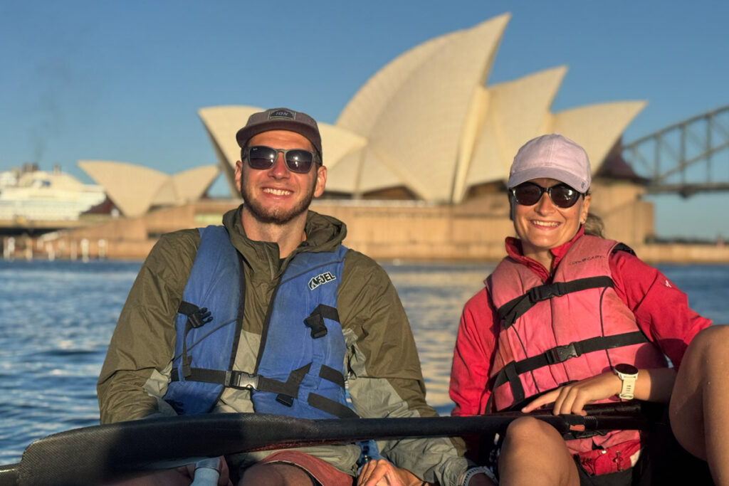 Jess und Tobi im Kayak vor dem Opera House in Sydney