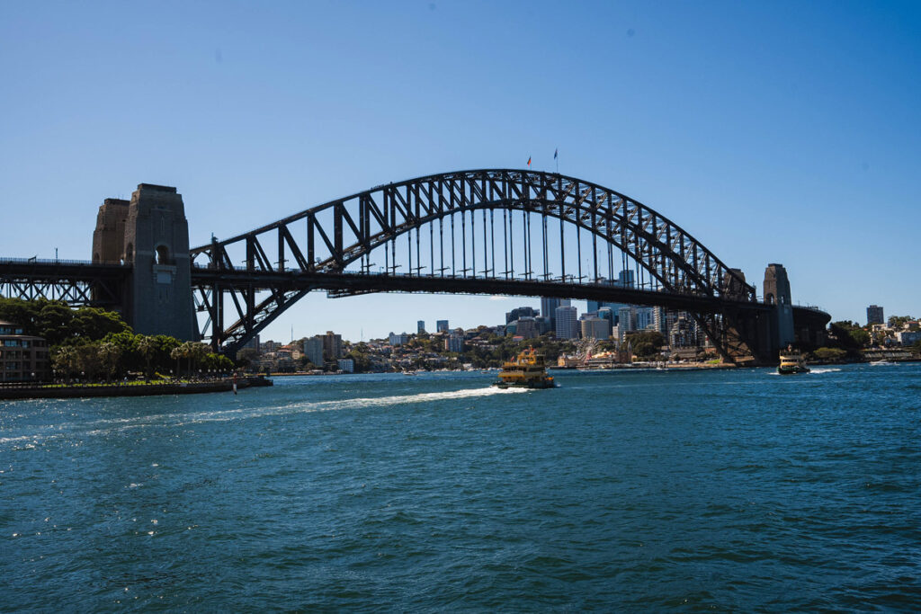 Die Harbour Bridge in Sydney ist eine der bekanntesten Sehenswürdigkeiten