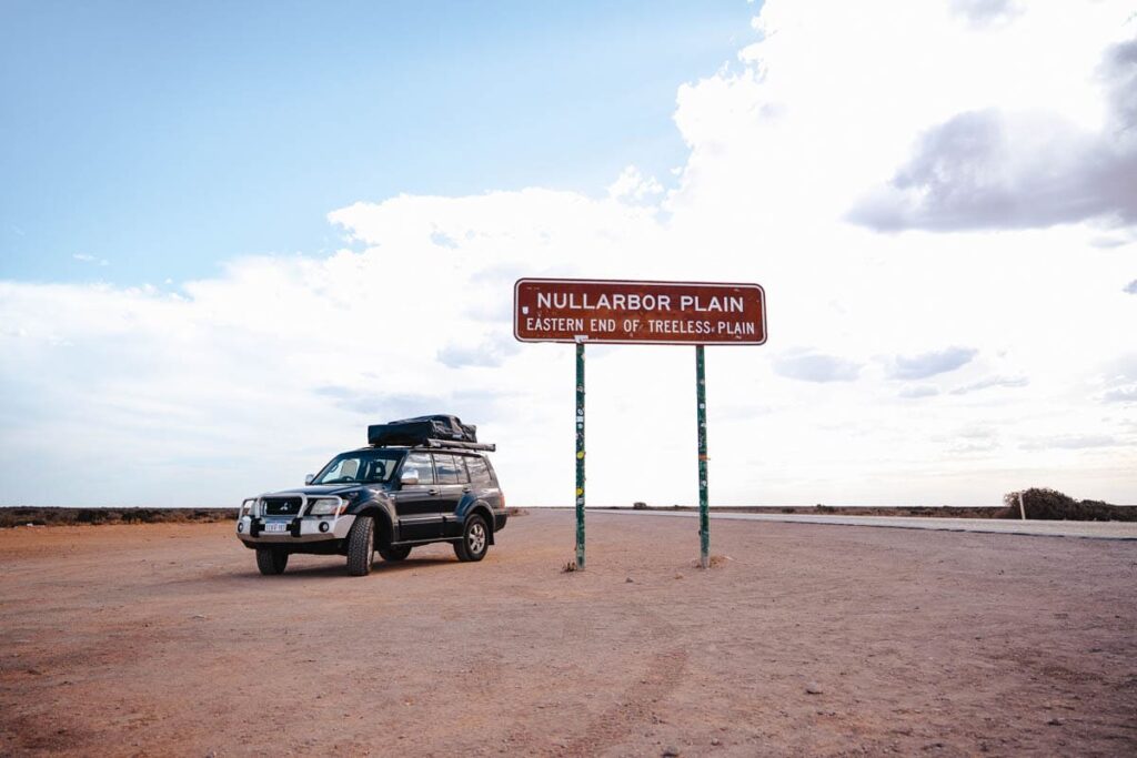 Unser Auto vor dem Schild, das den Beginn der Nullarbor Plain markiert. Das Herzstück des Nullarbor Crossings von Ceduna bis Norseman