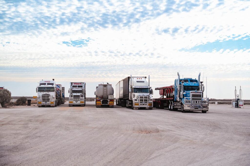Roadtrains am Nullarbor Roadhouse