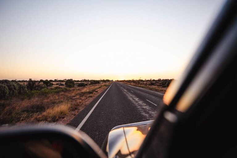 Nullarbor Crossing in Australien zum Sonnenuntergang