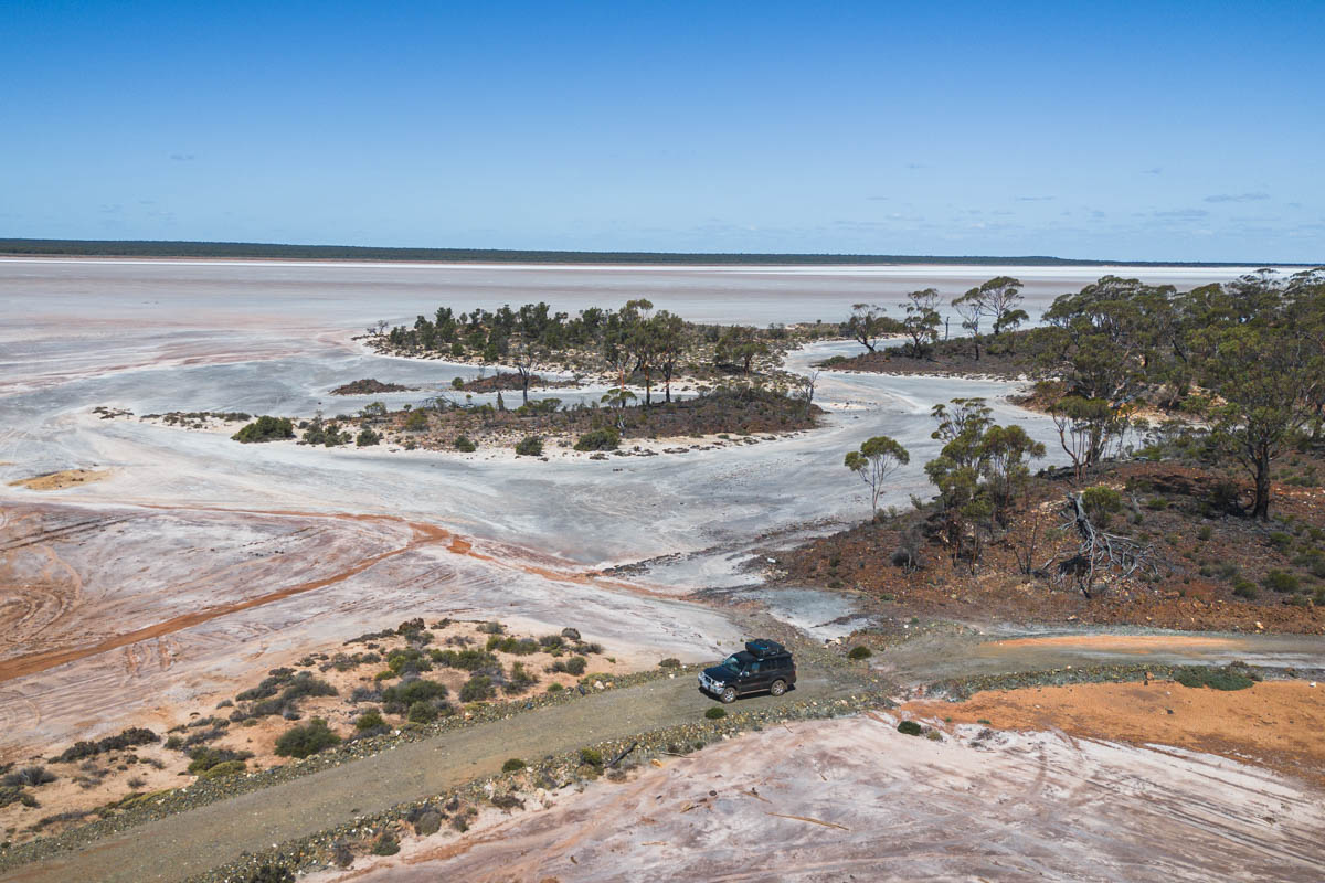 Dronenansicht unseres Autos am Salzsee abseits des Highways in der Nähe von Old Dundas Town
