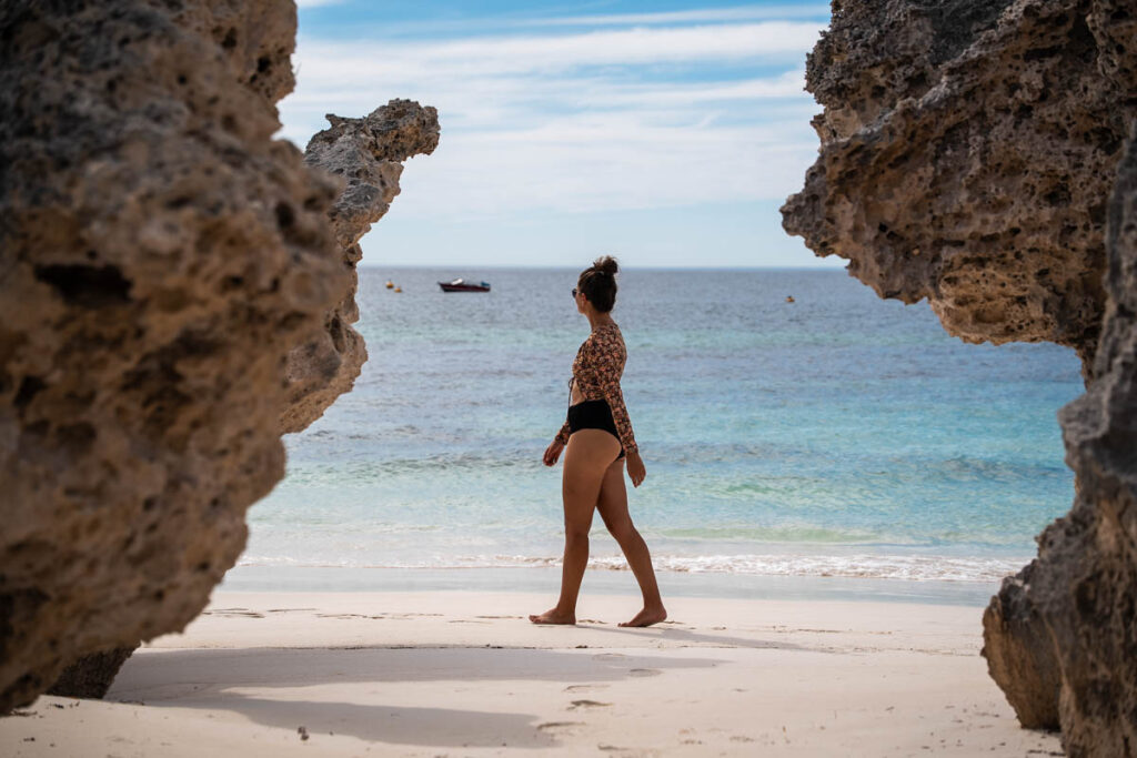 Kalksteinfelsen am Strand von der City of York Bay auf Rottnest Island