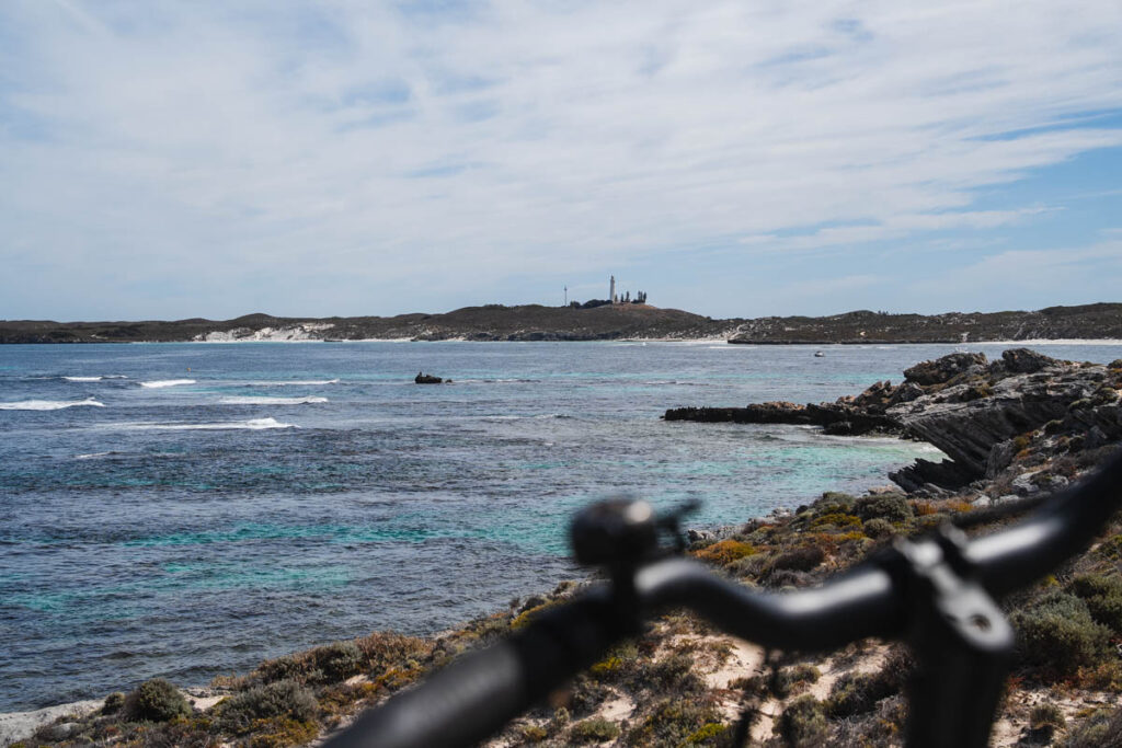 Der Leuchtturm von Rottnest Island in der Ferne